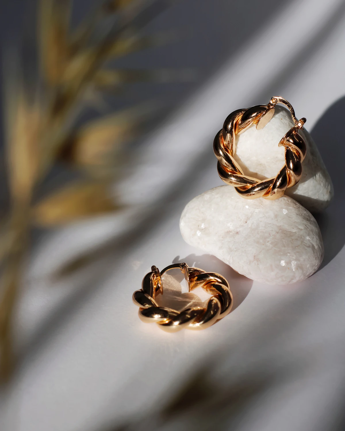 Boucles d'oreilles dorées torsadées
