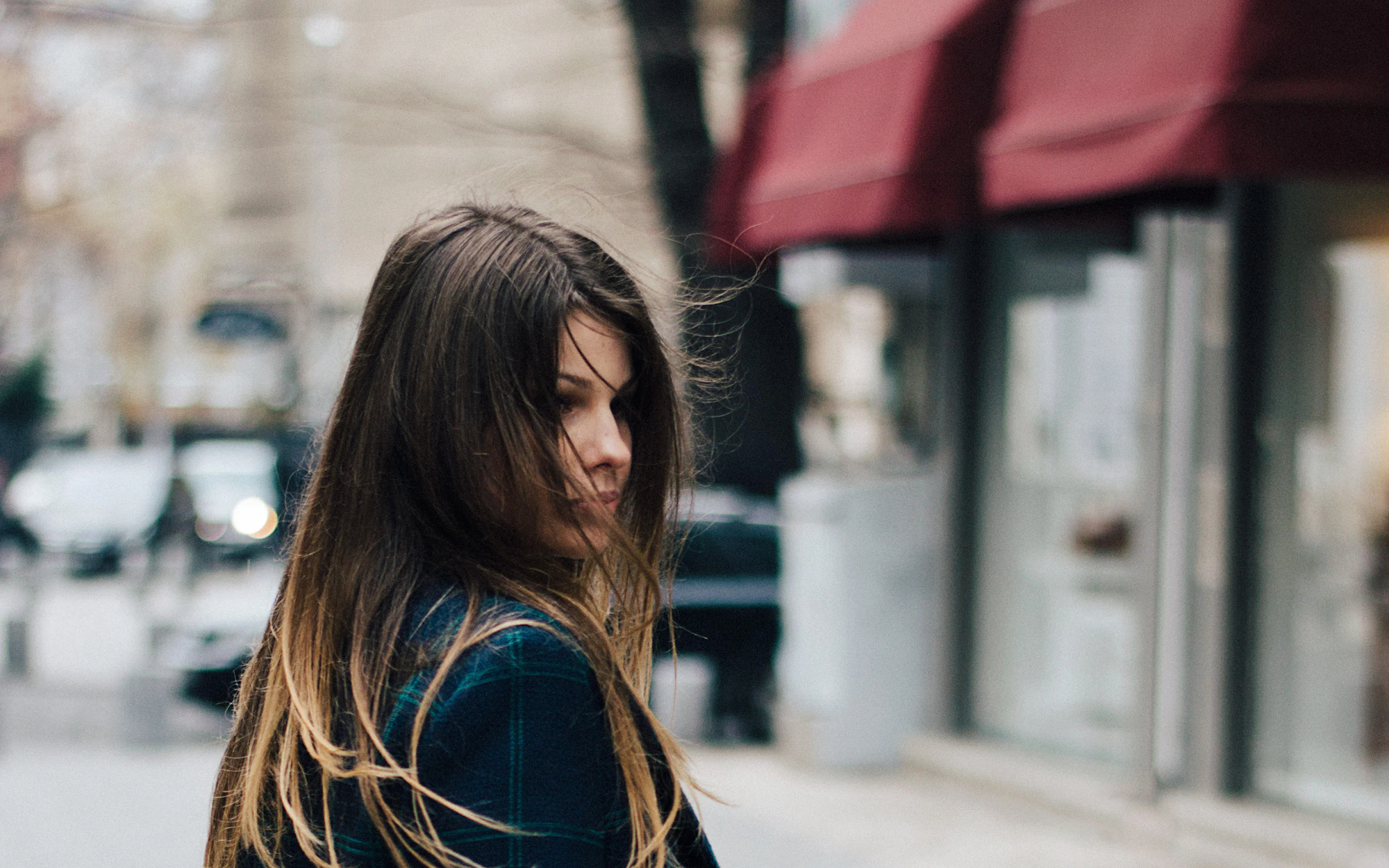 Femme aux cheveux longs dans une rue de ville