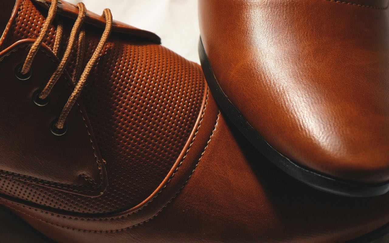 Gros plan sur le cuir et les coutures d'une chaussure